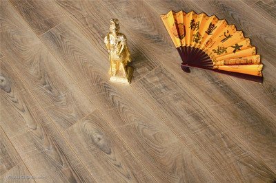 Kuo skirtumai tarp laminato grindų ir daugiasluoksnių medžio masyvo kompozicinių grindų?